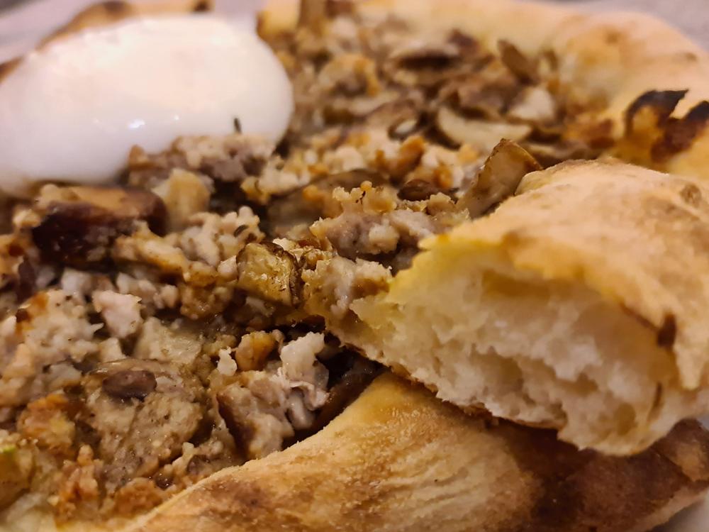Il cornicione di una pizza appena sfornata