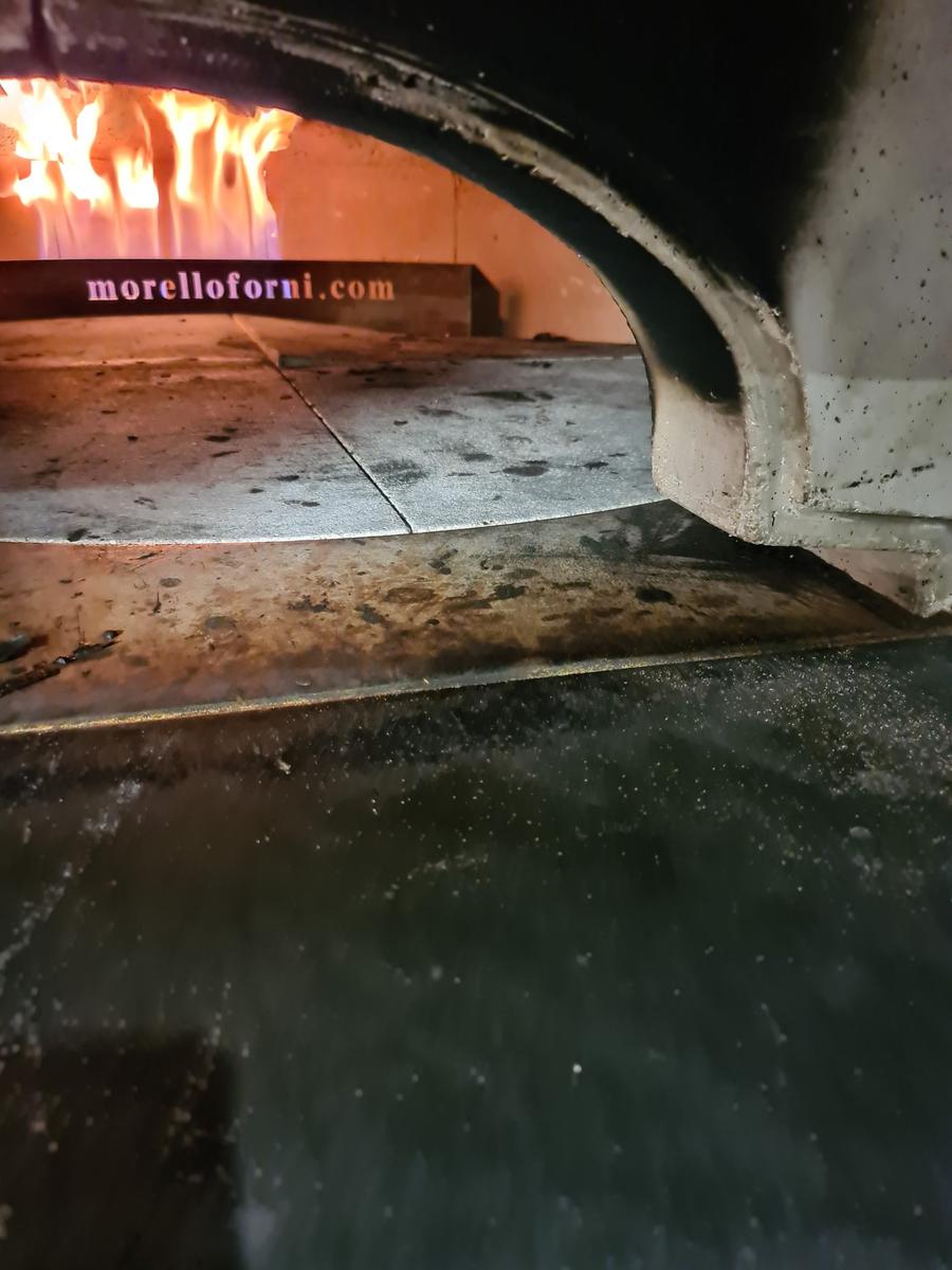 Il forno a legna acceso