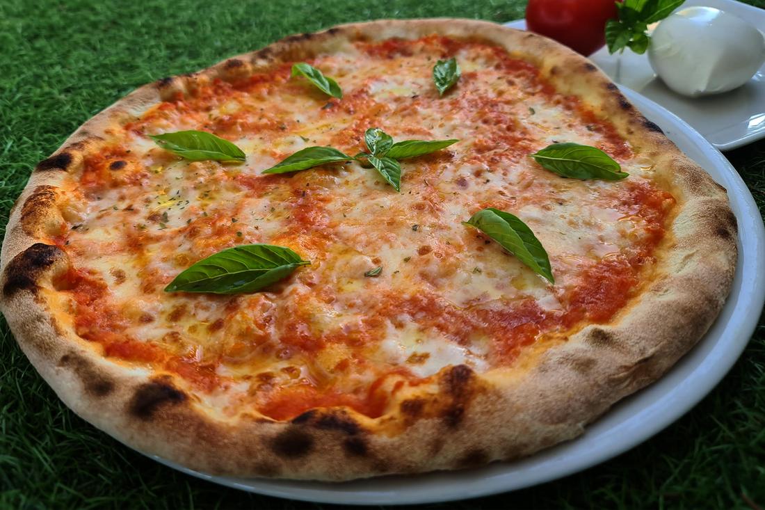 Pizza margherita del Royal con basilico