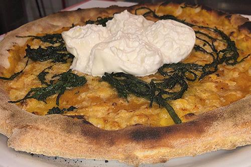 Pizza con burrata e verdure