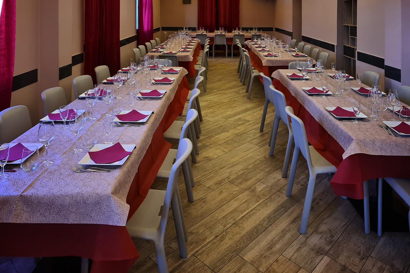 La sala interna apparecchiata