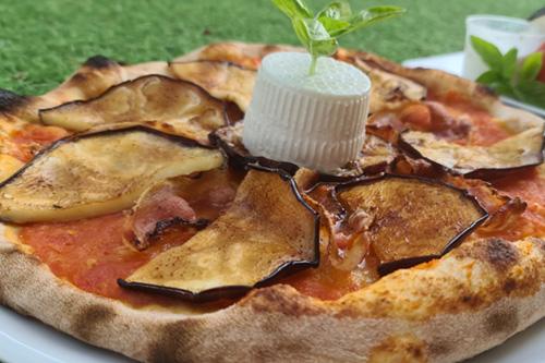 Pizza con melanzane e ricotta